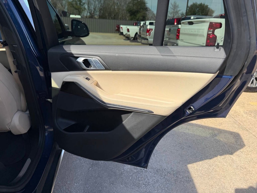 BMW X5 Vehicle Full-screen Gallery Image 16