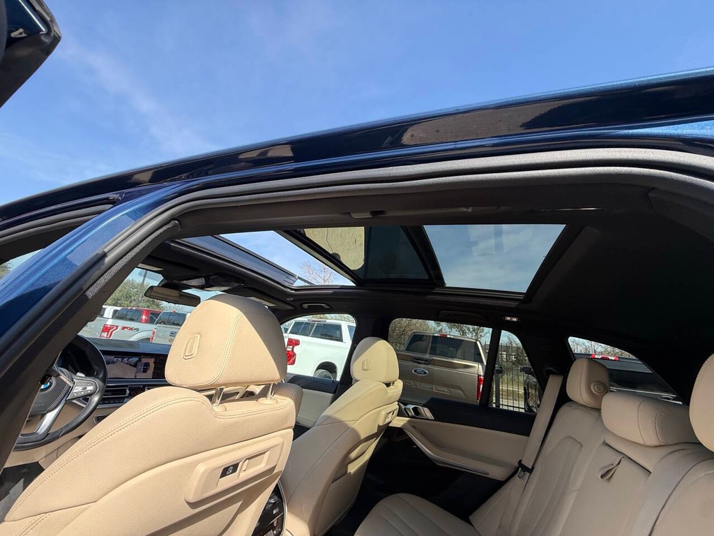 BMW X5 Vehicle Full-screen Gallery Image 32