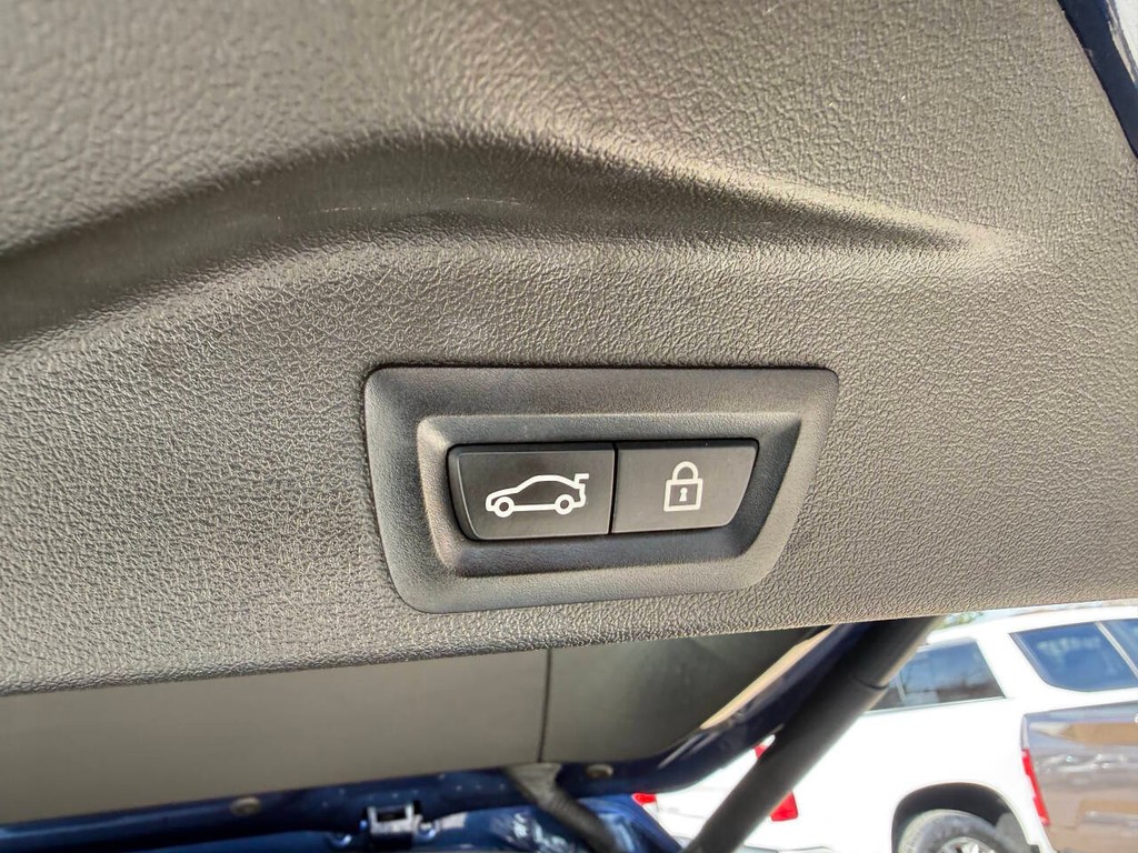 BMW X5 Vehicle Full-screen Gallery Image 40