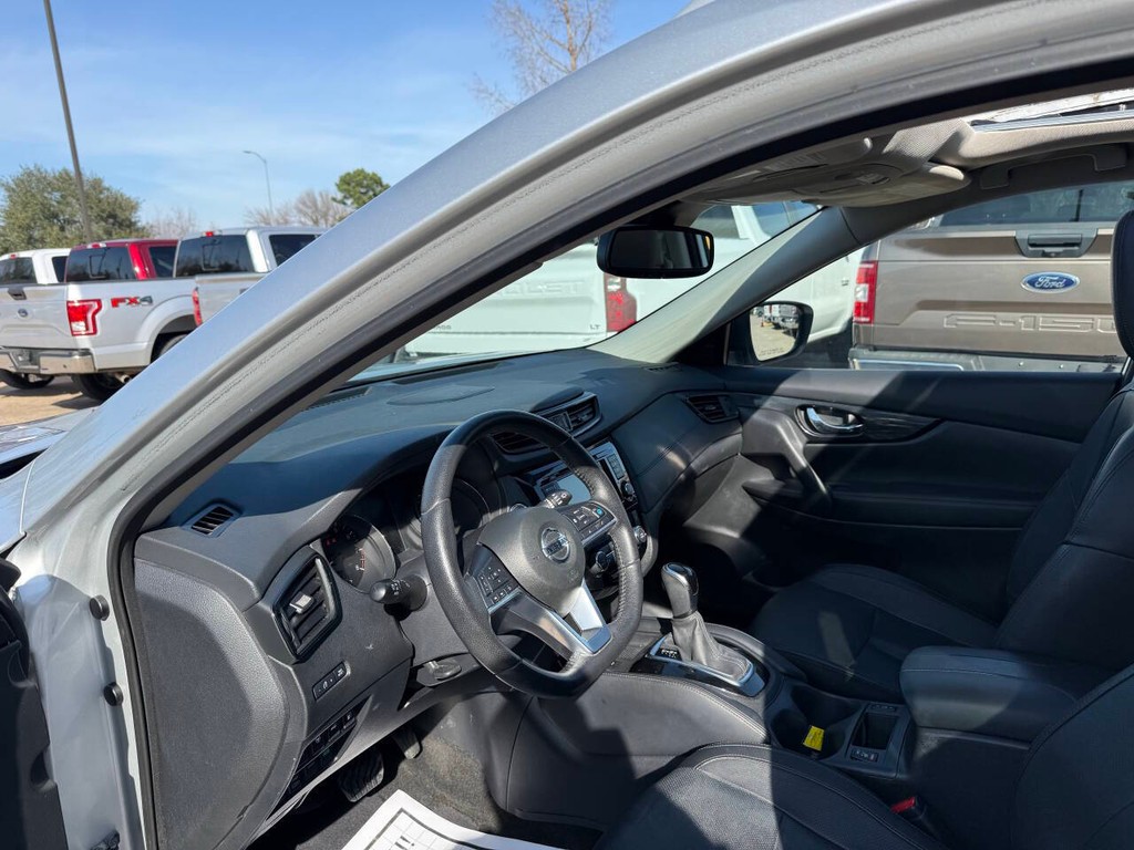 Nissan Rogue Vehicle Full-screen Gallery Image 06