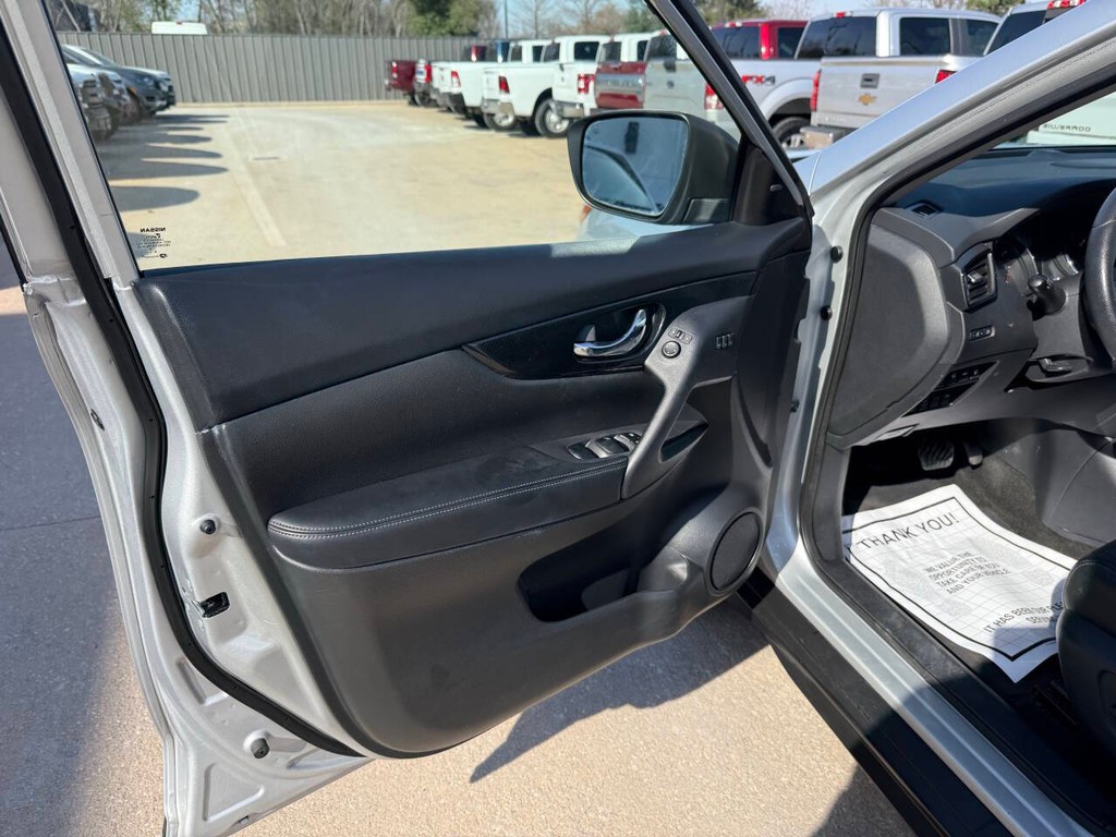 Nissan Rogue Vehicle Full-screen Gallery Image 08