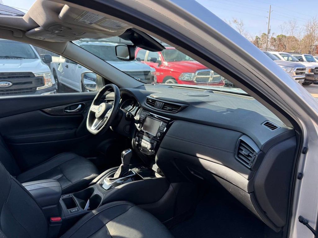 Nissan Rogue Vehicle Full-screen Gallery Image 09