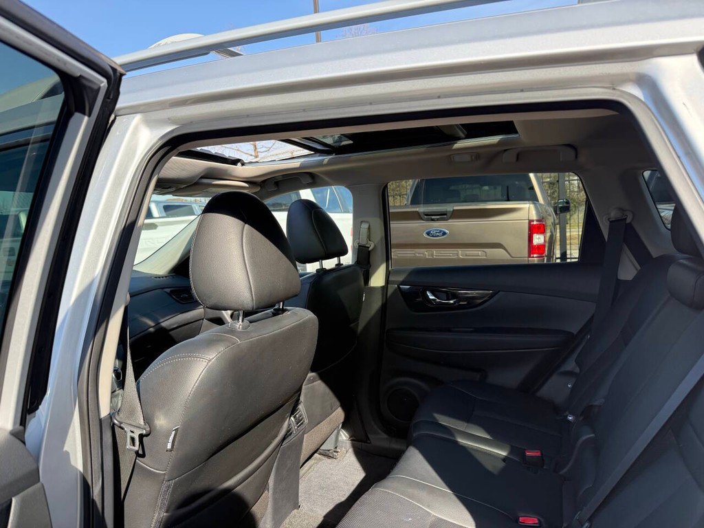 Nissan Rogue Vehicle Full-screen Gallery Image 12