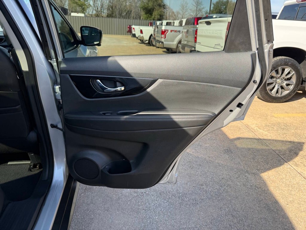 Nissan Rogue Vehicle Full-screen Gallery Image 16