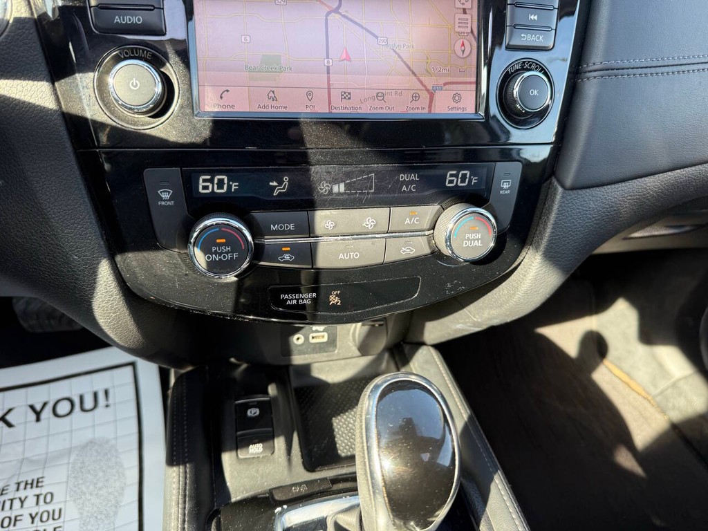 Nissan Rogue Vehicle Full-screen Gallery Image 27