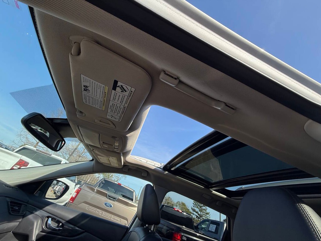 Nissan Rogue Vehicle Full-screen Gallery Image 29