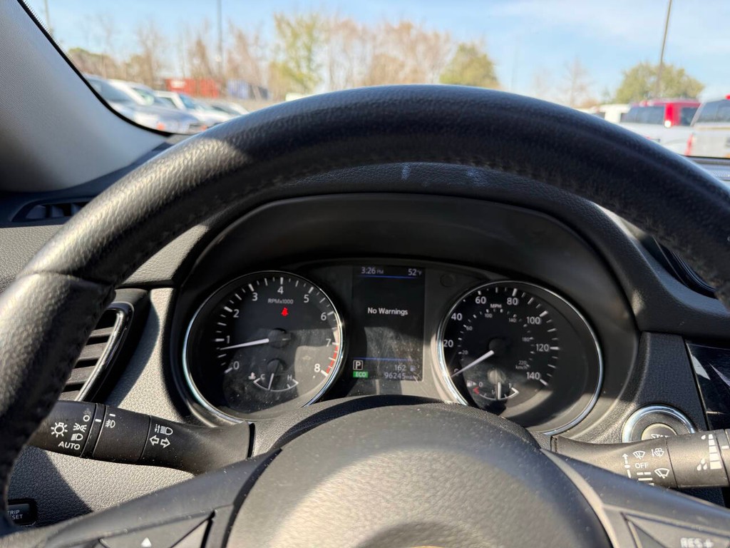 Nissan Rogue Vehicle Full-screen Gallery Image 31