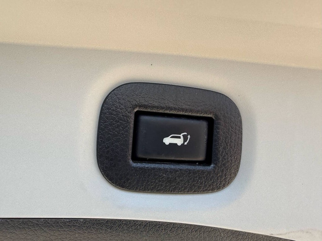 Nissan Rogue Vehicle Full-screen Gallery Image 37