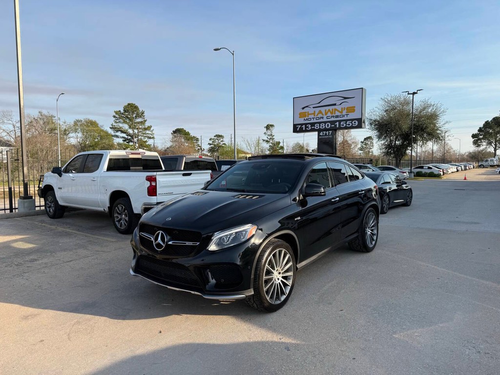 Mercedes-Benz GLE Vehicle Full-screen Gallery Image 03