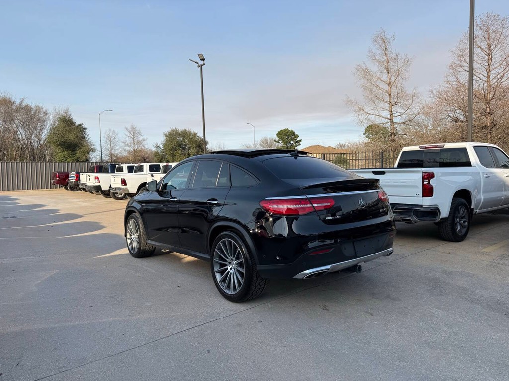 Mercedes-Benz GLE Vehicle Full-screen Gallery Image 04