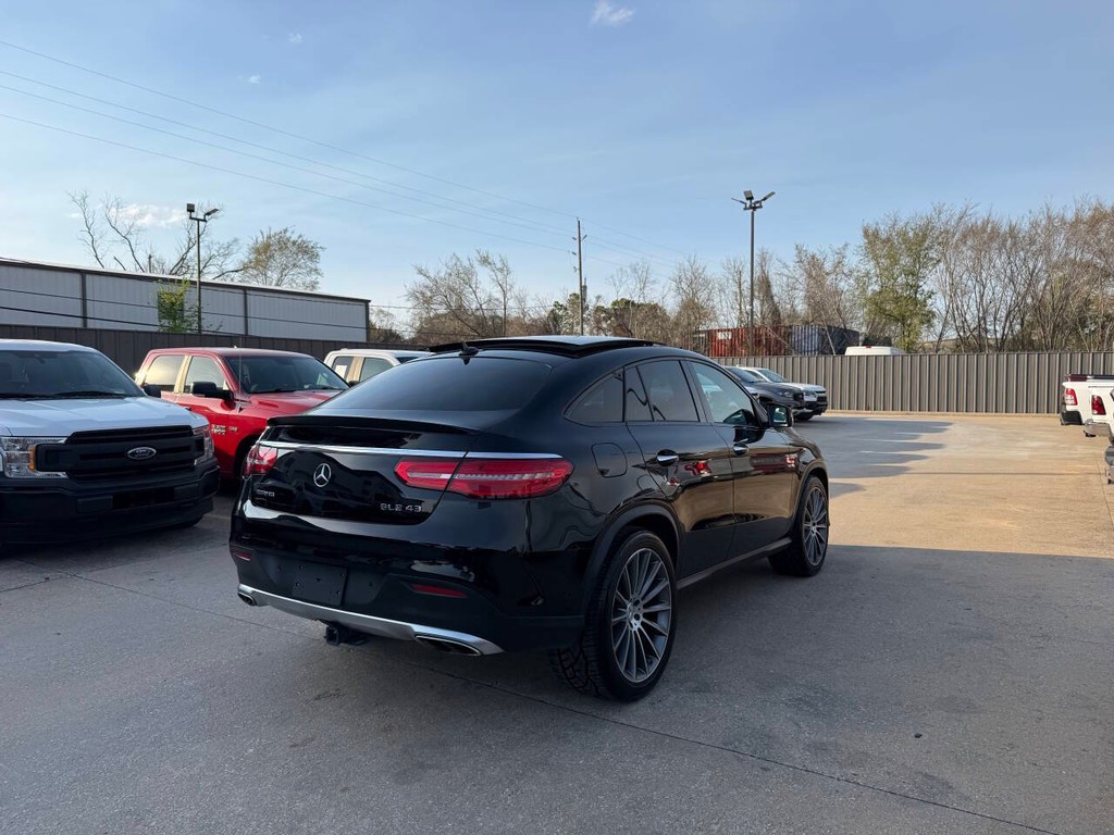 Mercedes-Benz GLE Vehicle Full-screen Gallery Image 05