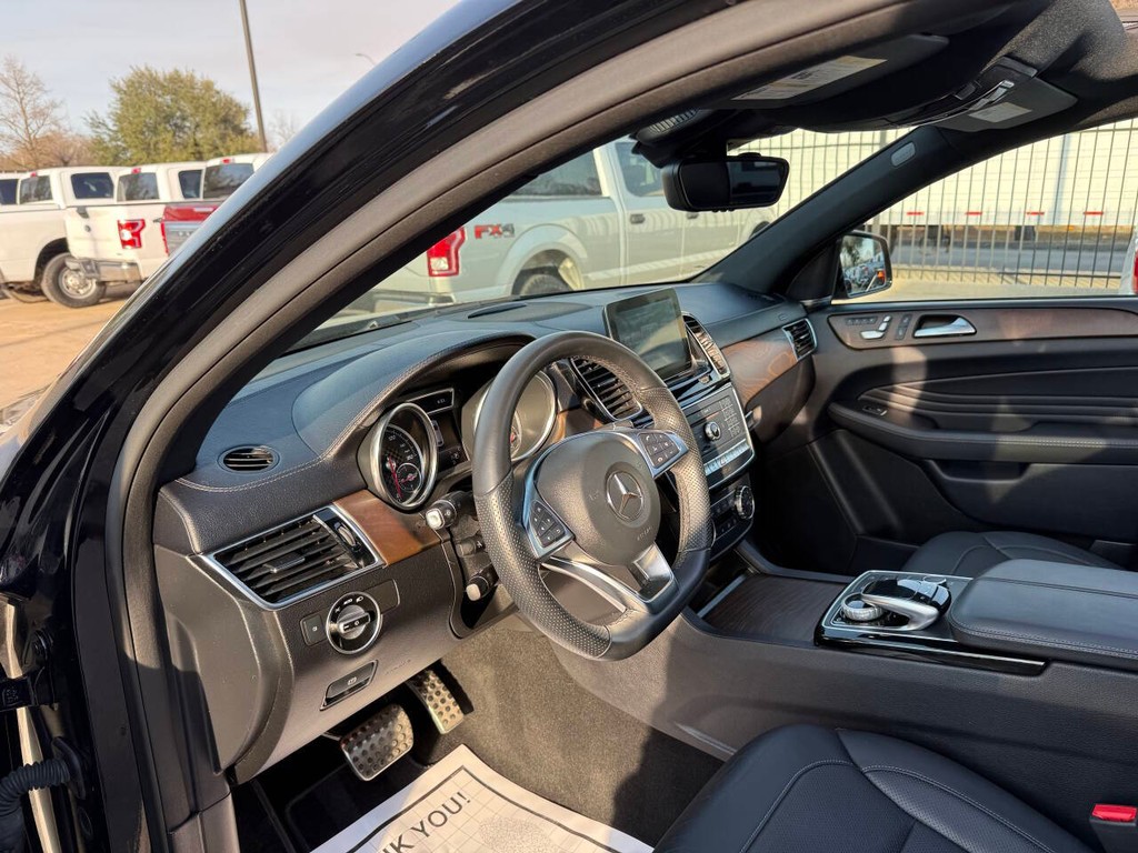 Mercedes-Benz GLE Vehicle Full-screen Gallery Image 06