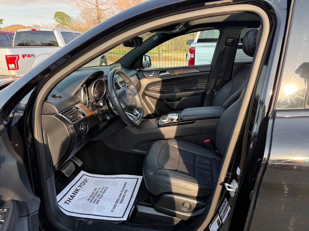 Mercedes-Benz GLE Vehicle Full-screen Gallery Image 07