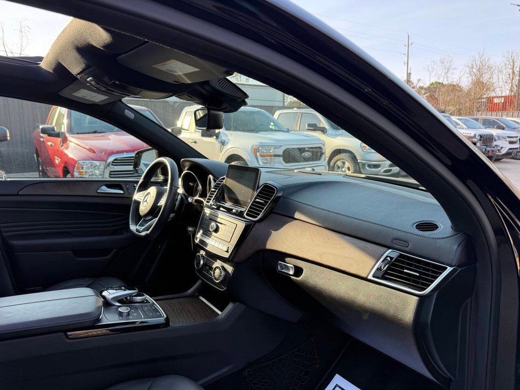 Mercedes-Benz GLE Vehicle Full-screen Gallery Image 09