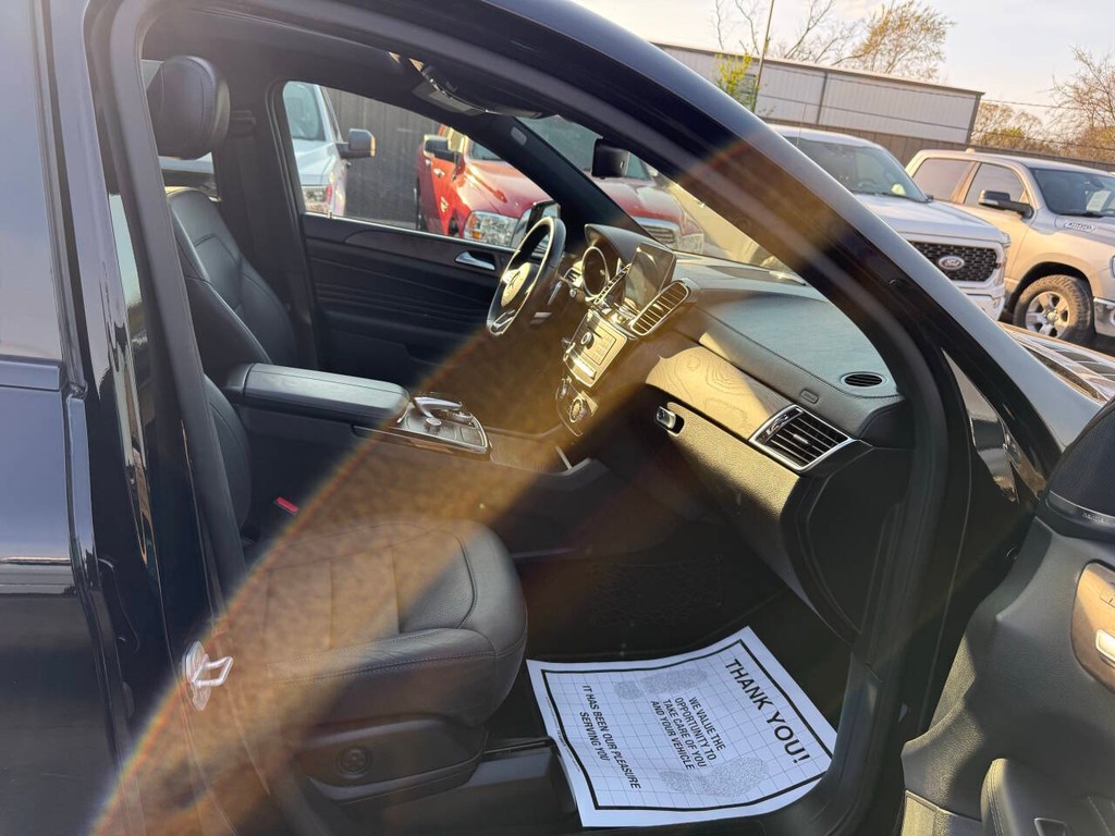 Mercedes-Benz GLE Vehicle Full-screen Gallery Image 10