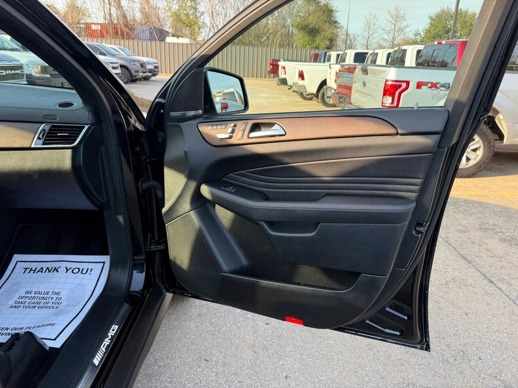 Mercedes-Benz GLE Vehicle Full-screen Gallery Image 11