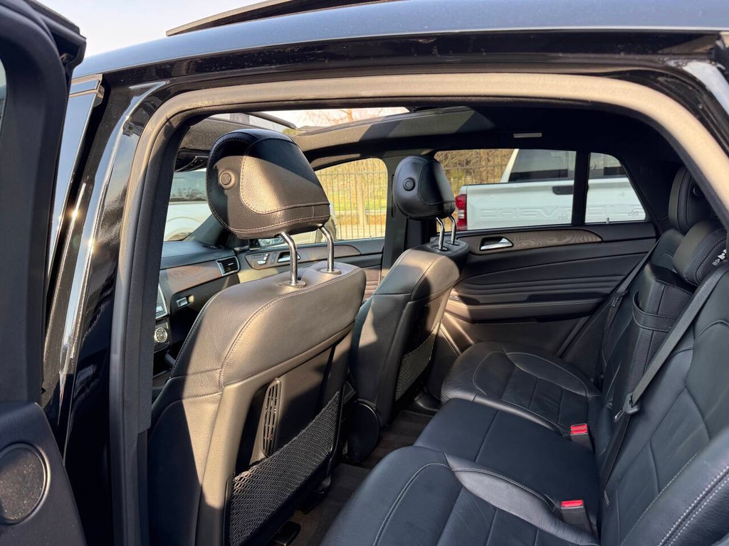 Mercedes-Benz GLE Vehicle Full-screen Gallery Image 12