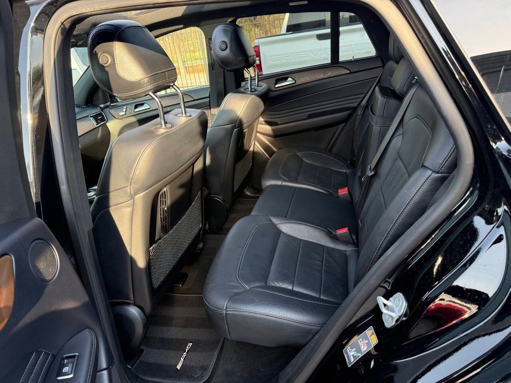 Mercedes-Benz GLE Vehicle Full-screen Gallery Image 13