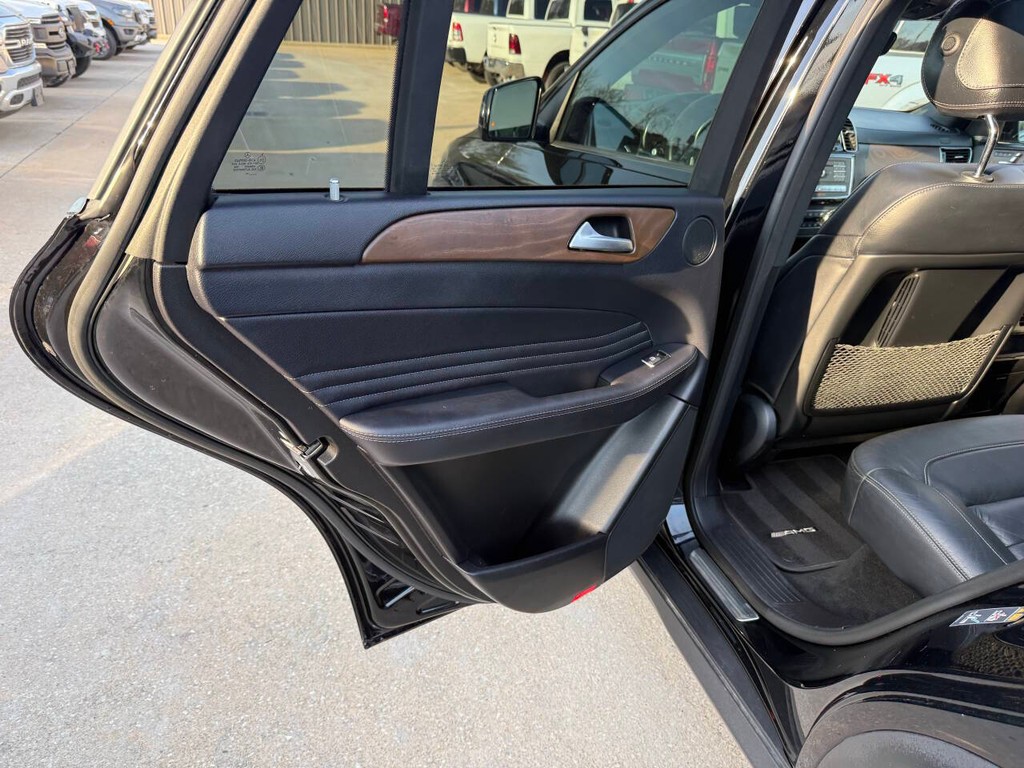 Mercedes-Benz GLE Vehicle Full-screen Gallery Image 14