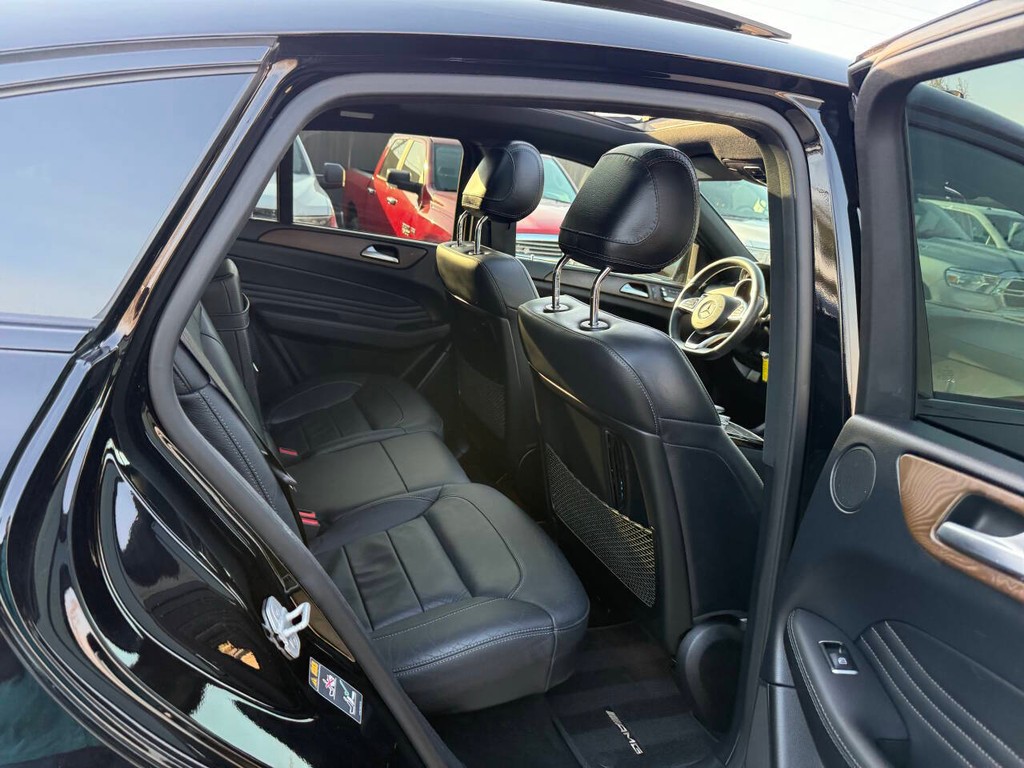 Mercedes-Benz GLE Vehicle Full-screen Gallery Image 15