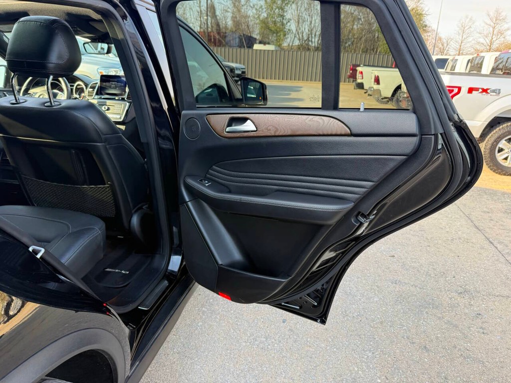 Mercedes-Benz GLE Vehicle Full-screen Gallery Image 16