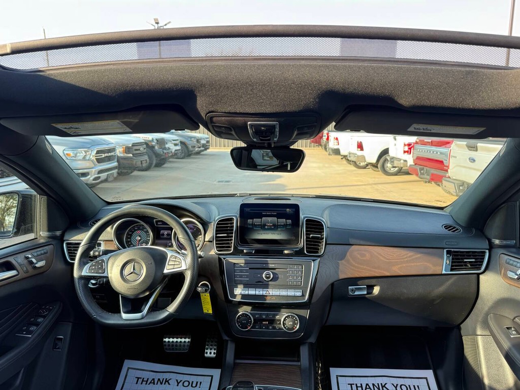 Mercedes-Benz GLE Vehicle Full-screen Gallery Image 17