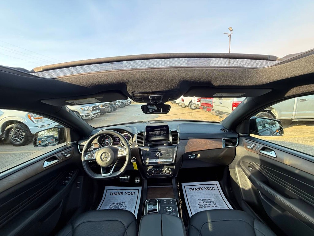 Mercedes-Benz GLE Vehicle Full-screen Gallery Image 18