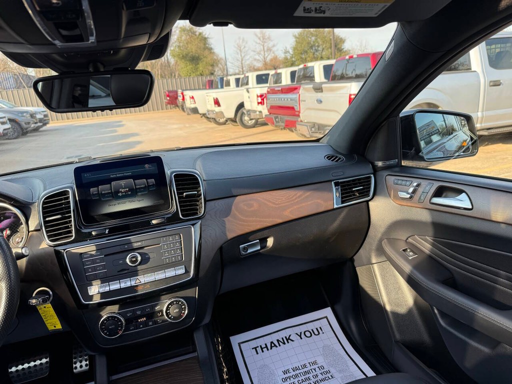 Mercedes-Benz GLE Vehicle Full-screen Gallery Image 20