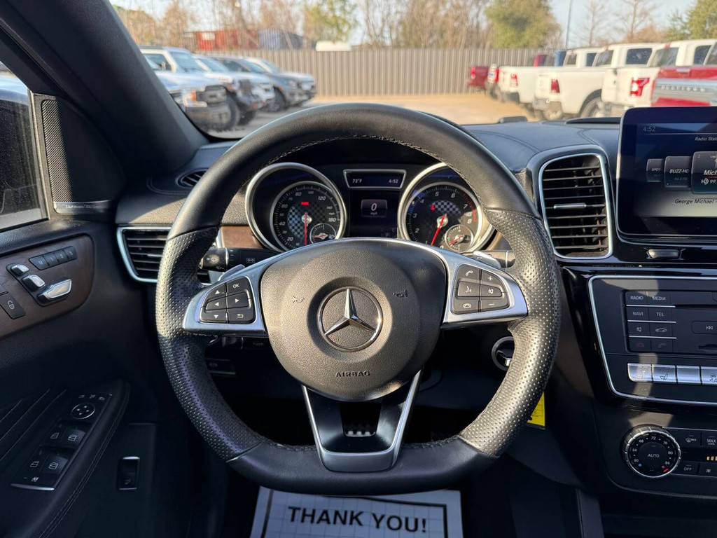 Mercedes-Benz GLE Vehicle Full-screen Gallery Image 22