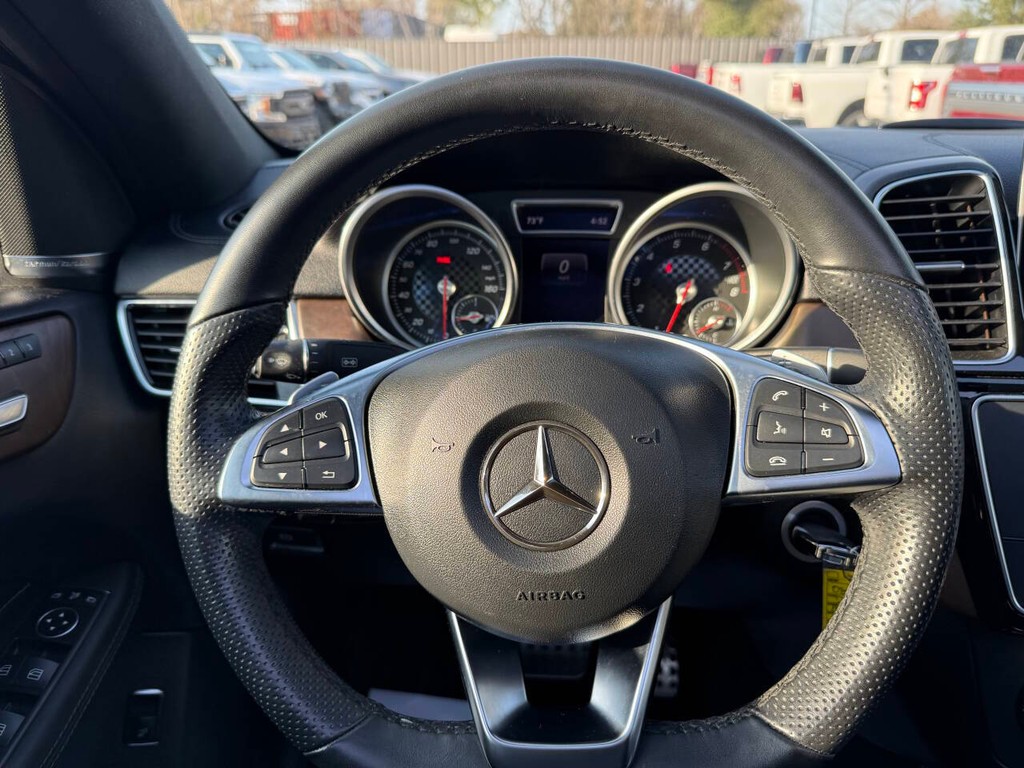 Mercedes-Benz GLE Vehicle Full-screen Gallery Image 23