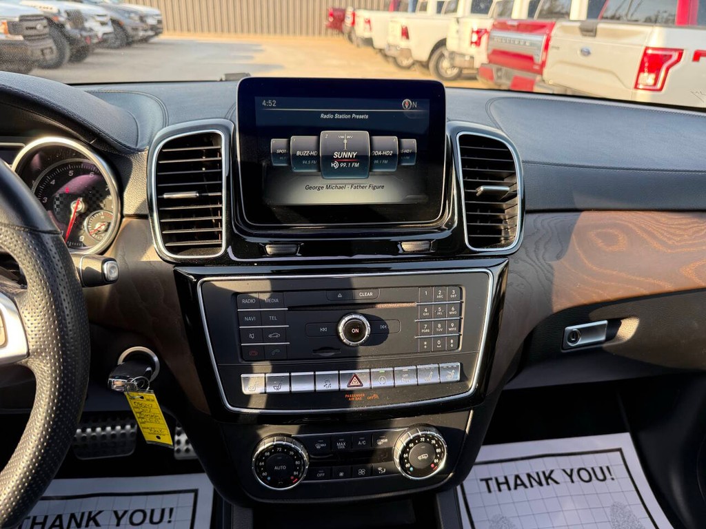 Mercedes-Benz GLE Vehicle Full-screen Gallery Image 24