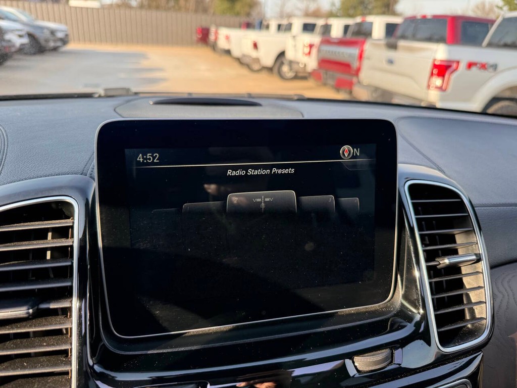 Mercedes-Benz GLE Vehicle Full-screen Gallery Image 25
