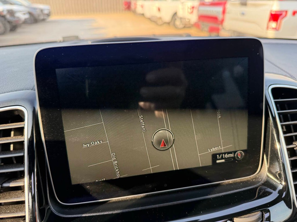 Mercedes-Benz GLE Vehicle Full-screen Gallery Image 26