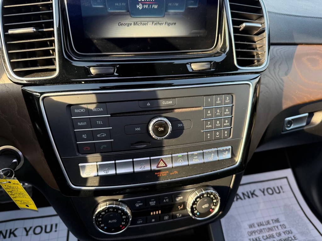 Mercedes-Benz GLE Vehicle Full-screen Gallery Image 28