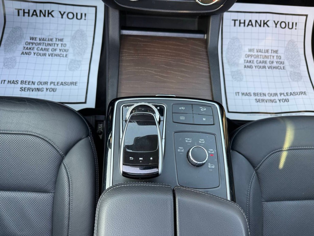 Mercedes-Benz GLE Vehicle Full-screen Gallery Image 30