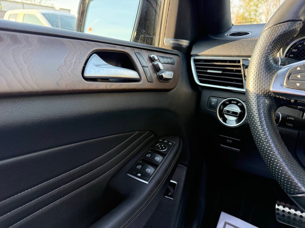 Mercedes-Benz GLE Vehicle Full-screen Gallery Image 31