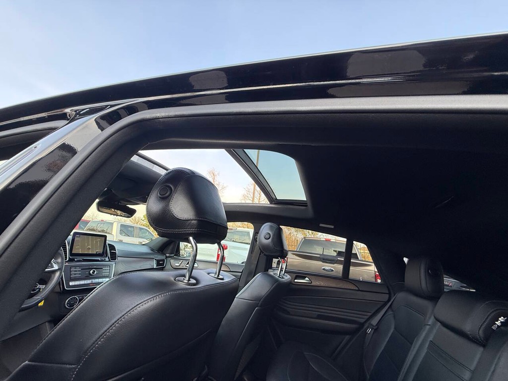 Mercedes-Benz GLE Vehicle Full-screen Gallery Image 33