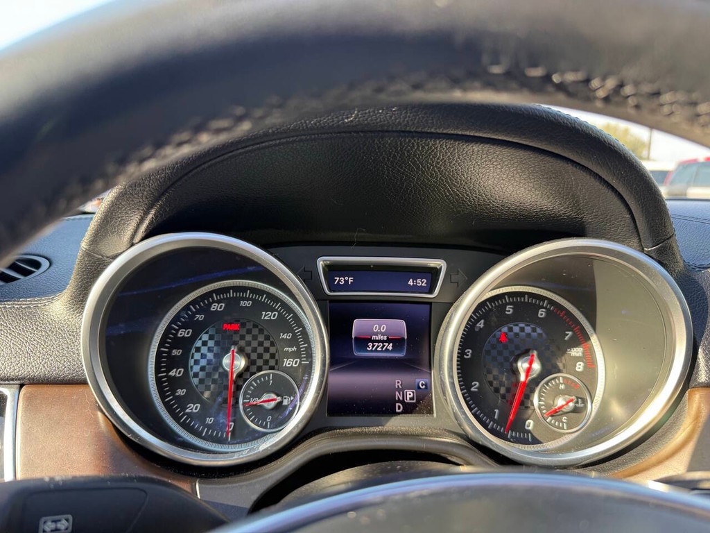 Mercedes-Benz GLE Vehicle Full-screen Gallery Image 34