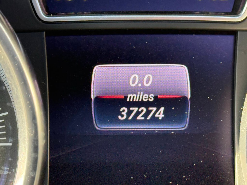 Mercedes-Benz GLE Vehicle Full-screen Gallery Image 35