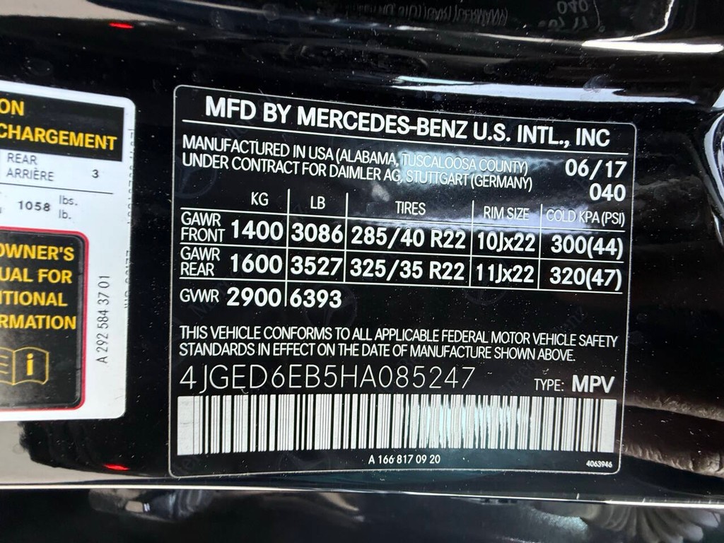 Mercedes-Benz GLE Vehicle Full-screen Gallery Image 36