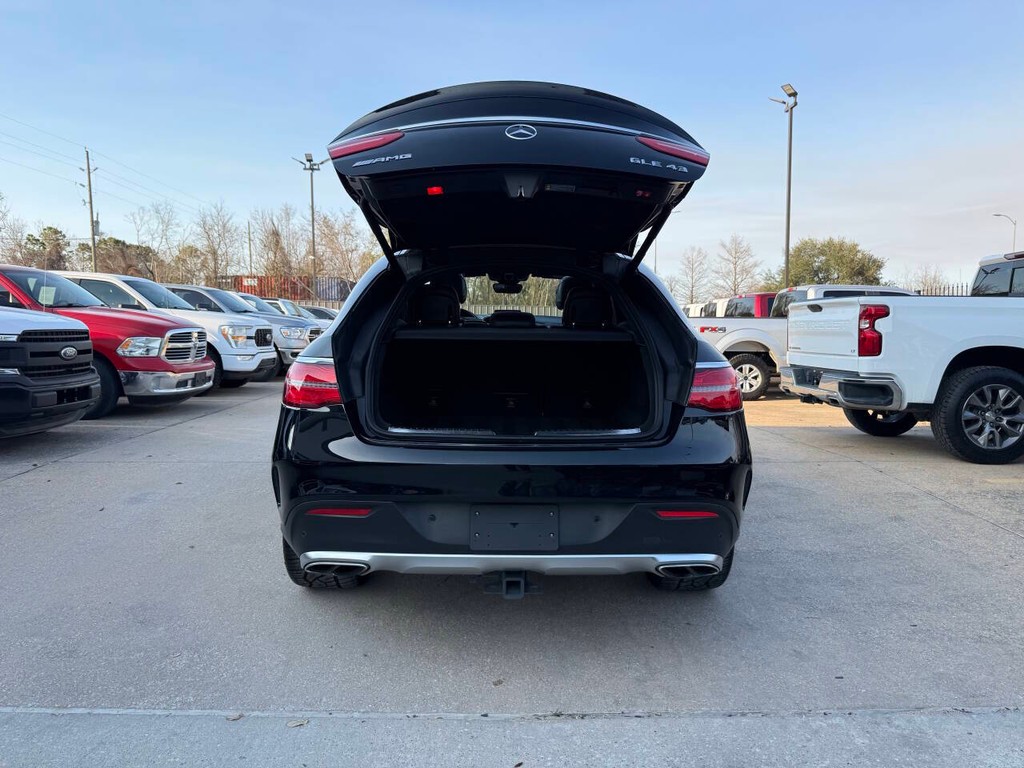 Mercedes-Benz GLE Vehicle Full-screen Gallery Image 39