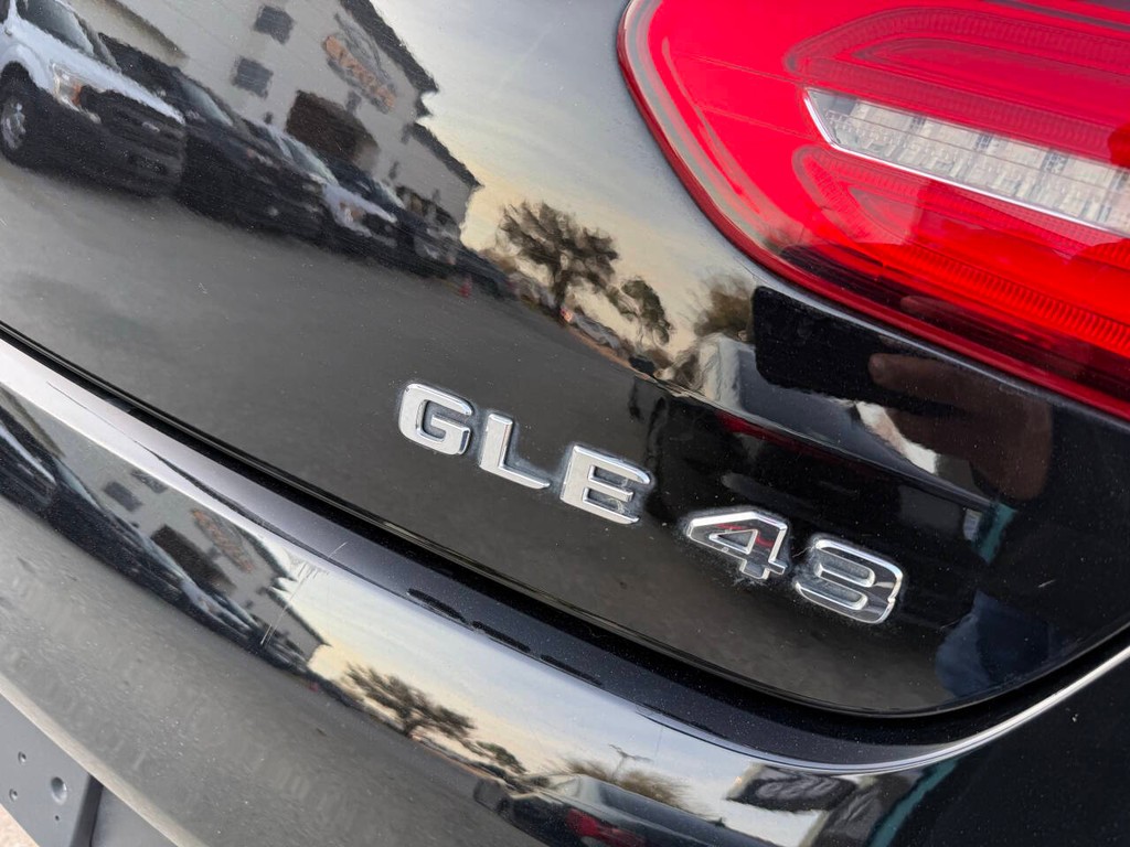 Mercedes-Benz GLE Vehicle Full-screen Gallery Image 42