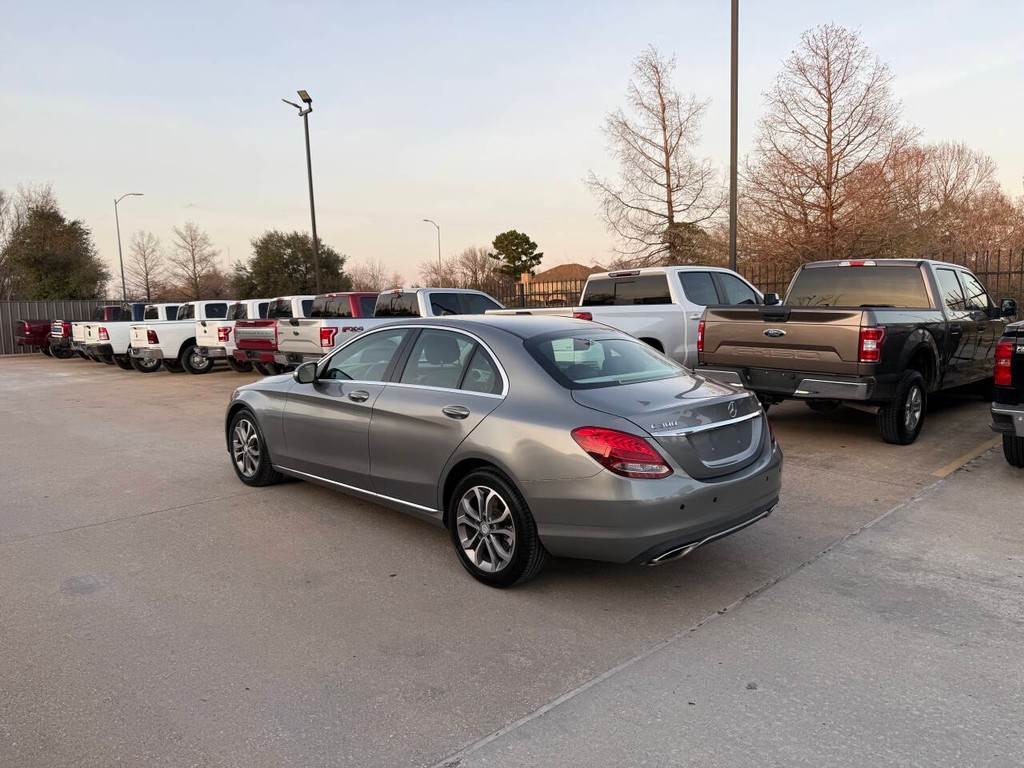 Mercedes-Benz C-Class Vehicle Full-screen Gallery Image 04