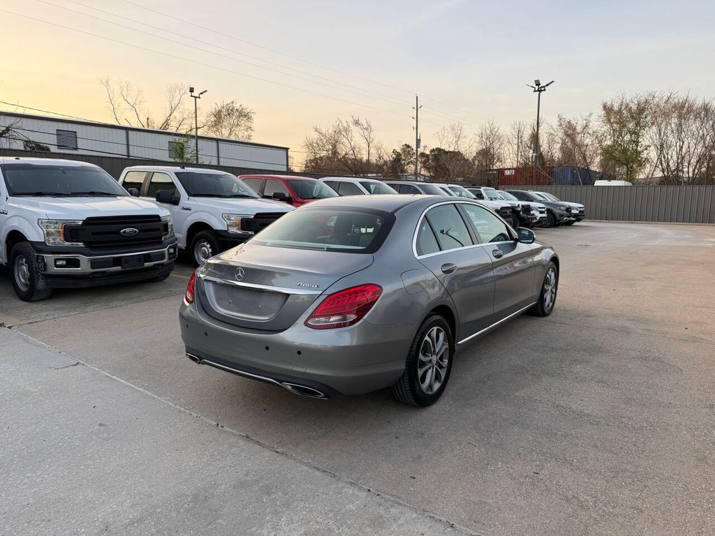 Mercedes-Benz C-Class Vehicle Full-screen Gallery Image 05
