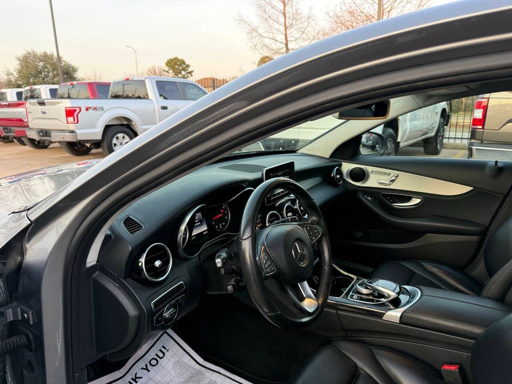 Mercedes-Benz C-Class Vehicle Full-screen Gallery Image 06