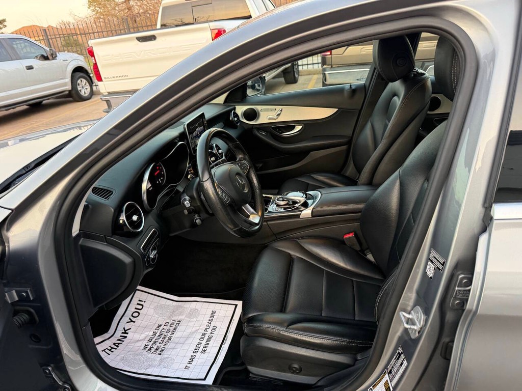 Mercedes-Benz C-Class Vehicle Full-screen Gallery Image 07