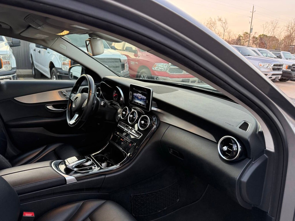 Mercedes-Benz C-Class Vehicle Full-screen Gallery Image 09