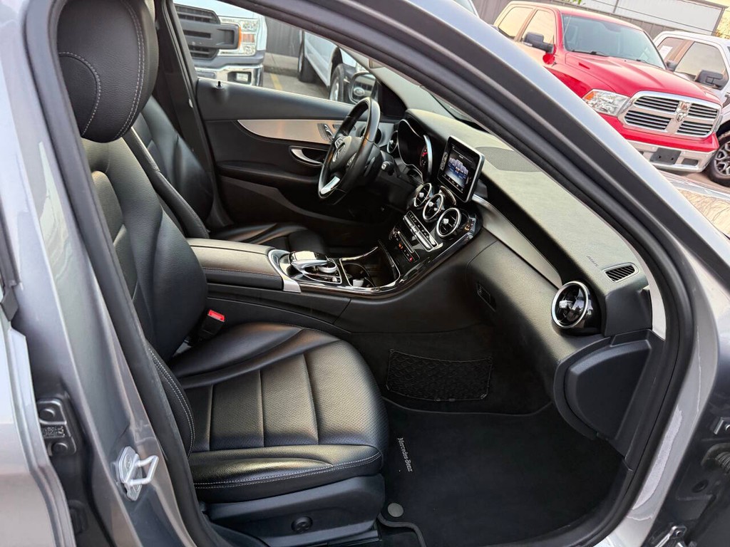 Mercedes-Benz C-Class Vehicle Full-screen Gallery Image 10