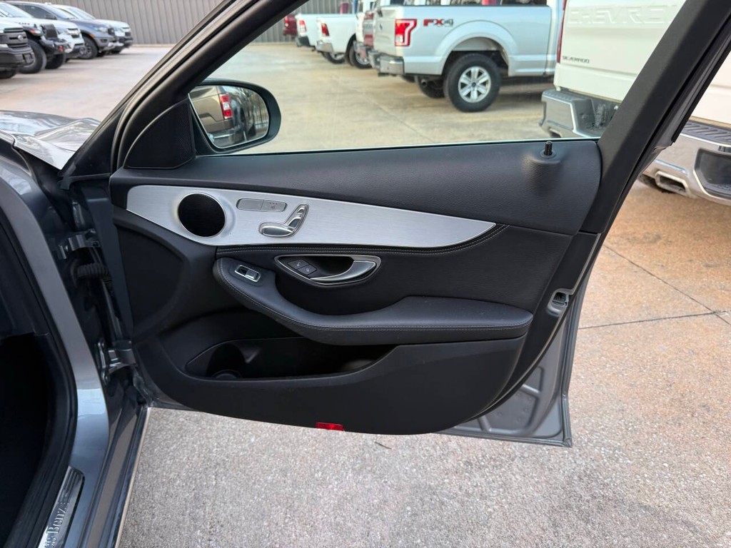 Mercedes-Benz C-Class Vehicle Full-screen Gallery Image 11