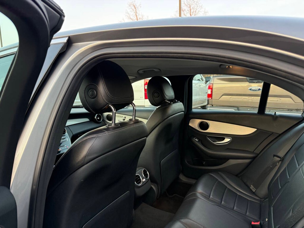 Mercedes-Benz C-Class Vehicle Full-screen Gallery Image 12